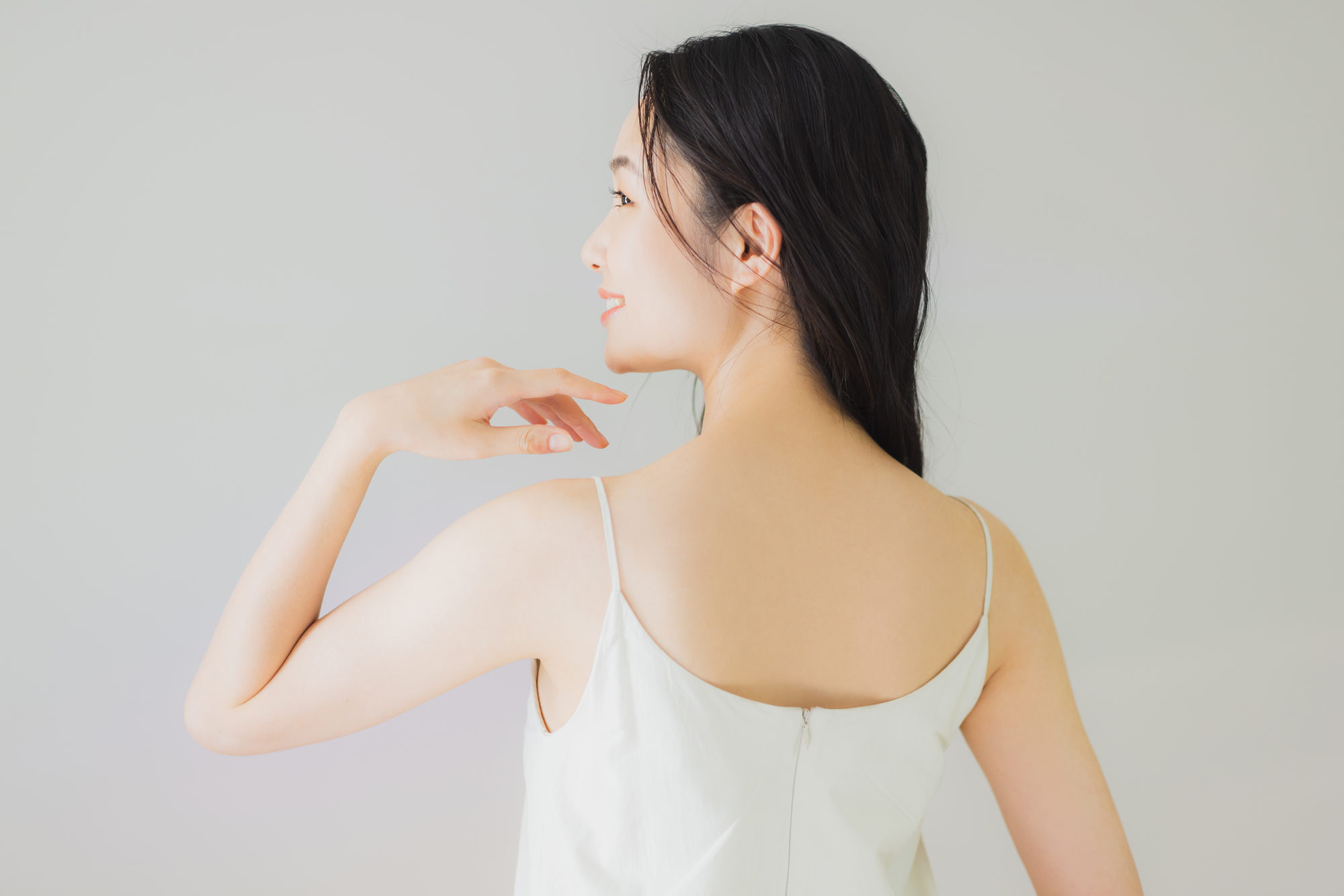 背中ニキビに悩む方必見！背中脱毛でニキビは悪化する？改善する？ー福岡・沖縄の医療脱毛ならKANNO'A.clinic(カノアクリニック)