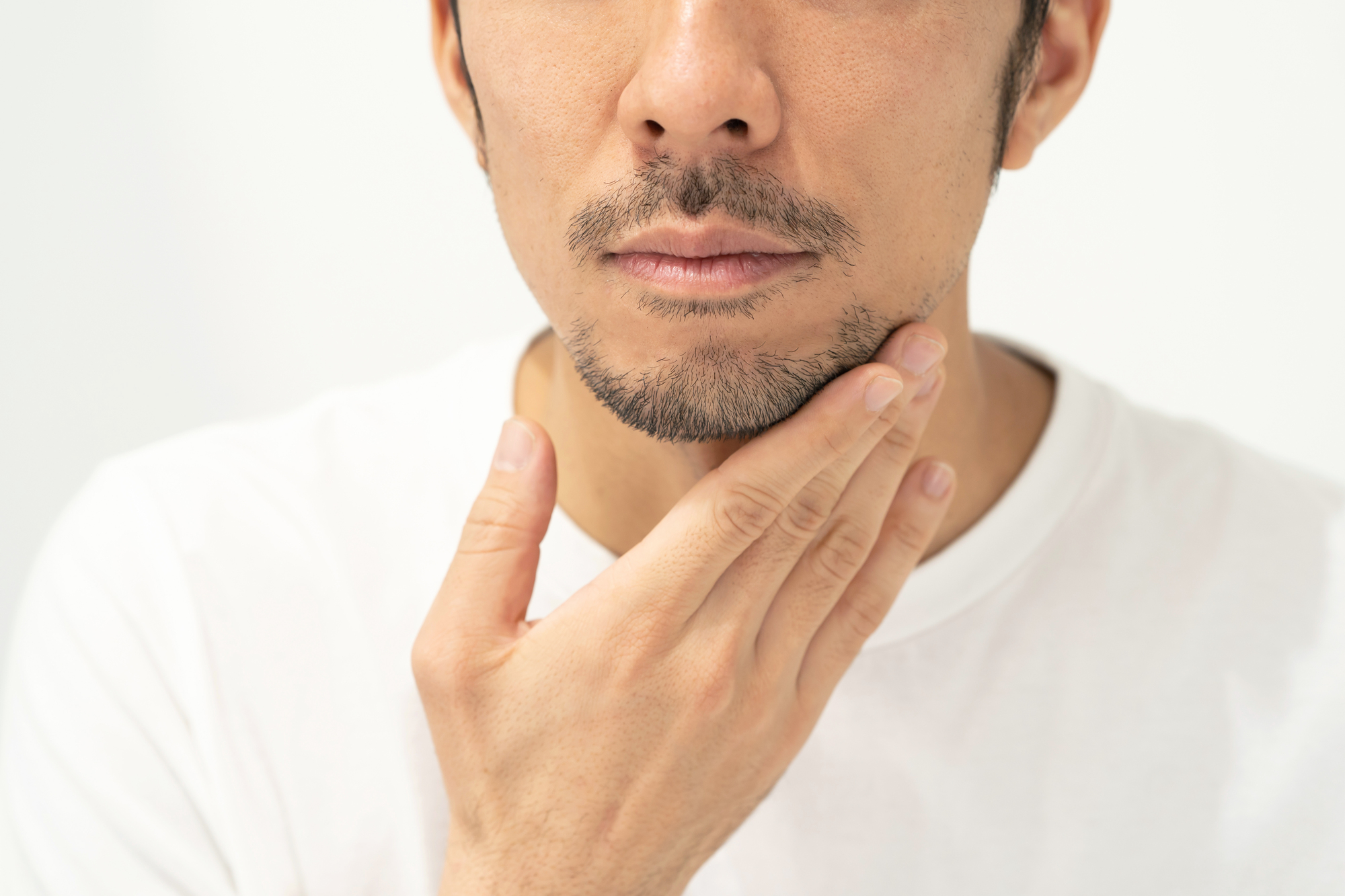 ヒゲ脱毛は痛い？部位別の痛み・原因・対策を徹底解説ー福岡・沖縄の医療脱毛ならKANNO'A.clinic(カノアクリニック)