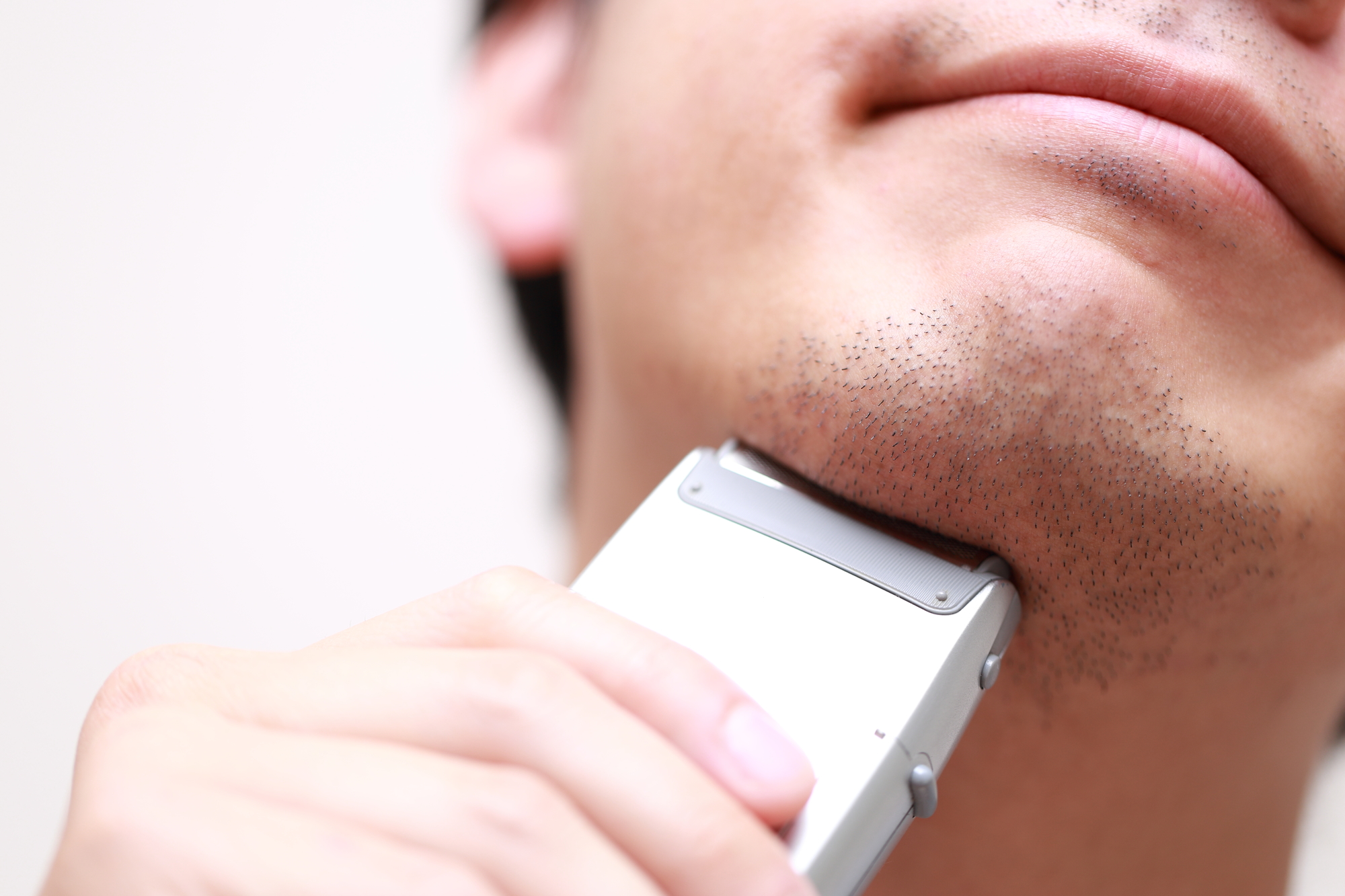 メンズ顔脱毛とは？効果・回数・後悔しない選び方を徹底解説ー福岡・沖縄の医療脱毛ならKANNO'A.clinic(カノアクリニック)