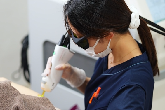 ヤグレーザーは剛毛に効果ある？特徴・痛み・他レーザーとの違いを徹底解説ー福岡・沖縄の医療脱毛ならKANNO'A.clinic(カノアクリニック)